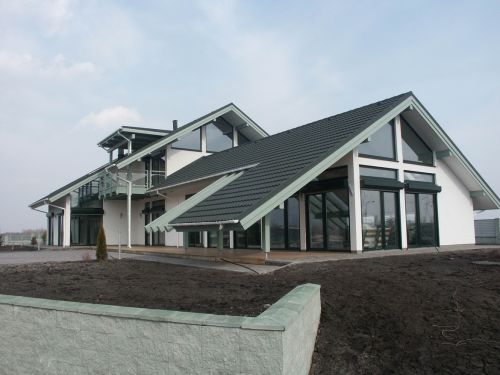 阿魯山彩石瓦探索建材行業(yè)轉型升級新道路，大力支持綠色建材下鄉(xiāng)